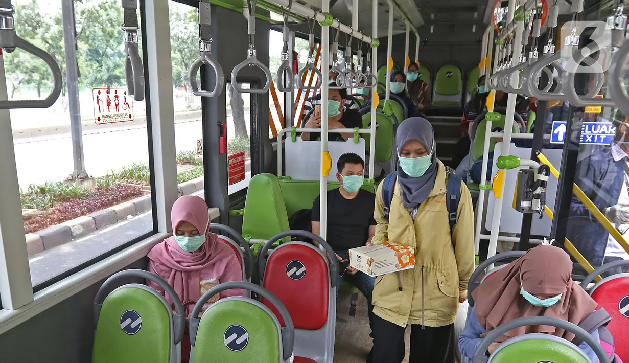 Petugas medis menaiki bus Transjakarta menuju rumah sakit saat menginap di Hotel Grand Cempaka, Jakarta, Sabtu (28/3/2020). Pemprov DKI menyediakan tempat tinggal dan transportasi untuk tenaga medis dan kesehatan yang menangani pandemi virus corona atau COVID-19. (Liputan6.com/Herman Zakharia)