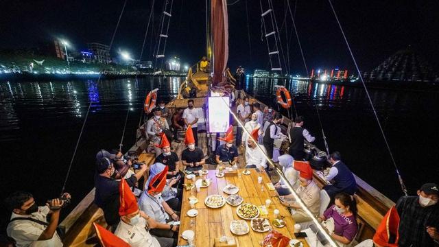 Sandiaga Uno dan Atta Halilintar di atas kapal Phinisi (ist)