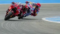 Pembalap Ducati Lenovo, Francesco Bagnaia, terlibat duel sengit dengan pembalap Gresini Racing, Marc Marquez, dalam balapan keempat MotoGP 2024 di Sirkuit Jerez, Andalusia, Spanyol, Minggu (28/4/2024). (AP Photo/Jose Breton)