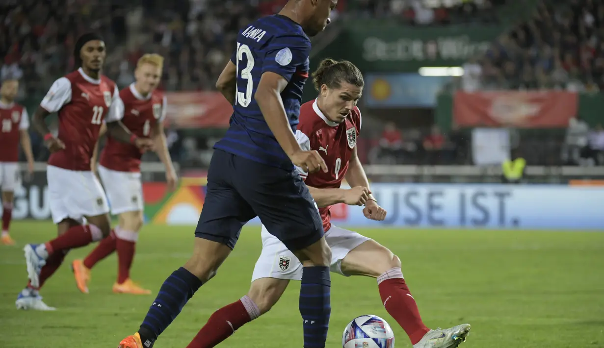 Penyerang Austria, Marcel Sabitzer berebut bola dengan bek Prancis, Boubacar Kamara pada pertandingan grup A1 UEFA Nations League di Stadion Ernst Happel di Wina, Austria, Sabtu (11/6/2022). Prancis bermain imbang atas Austria 1-1. (AP Photo/Michael Gruber)
