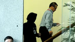 Mantan Dirut PT Garuda Indonesia Emirsyah Satar menuju ruang penyidik untuk menjalani pemeriksaan di gedung KPK, Jakarta, Senin (16/4). Emirsyah diperiksa untuk mendalami kasus suap pengadaan mesin Rolls-Royce PLC. (Merdeka.com/Dwi Narwoko)
