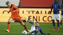 Pemain Belanda Frenkie De Jong  berebut bola dengan pemain Italia Jorginho pada pertandingan UEFA Nations League di Azzurri d'Italia Stadium, Bergamo, Italia, Rabu (14/10/2020). Pertandingan berakhir dengan skor 1-1. (AP Photo/Antonio Calanni)