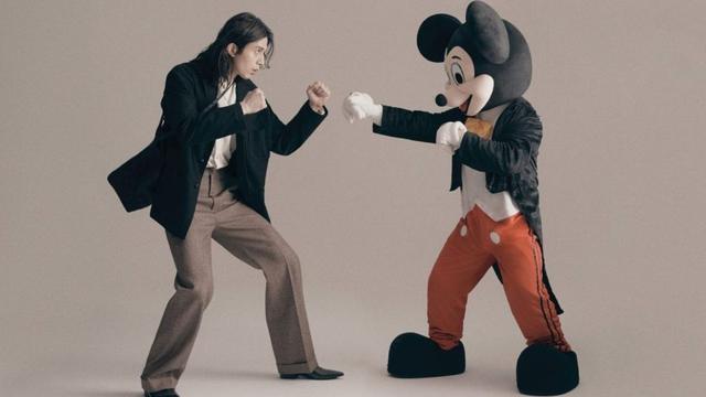 Potret Terbaru Lee Dong-wook Rambut Gondrong (sumber: gqkorea.co.kr)