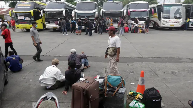 Arus Mudik Lebaran 2022 di Terminal Kampung Rambutan