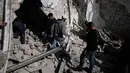 Warga Palestina memeriksa reruntuhan tempat persembunyian militan yang dihancurkan selama serangan oleh pasukan Israel di Kota Nablus, Tepi Barat, 22 Februari 2023. Pemuda Palestina melempari kendaraan pengangkut pasukan lapis baja dengan batu. (AP Photo/Majdi Mohammed)