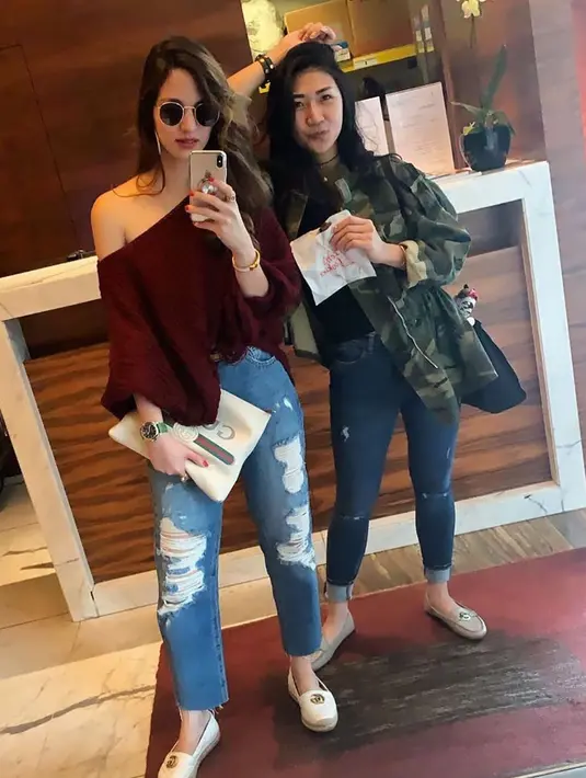 Ternyata Theresa juga tergabung dalam Girls Squad. Tak hanya sebagai orang yang selalu menemani Nia, Theresia juga rekan kerja yang sering tampil kompak bersamanya. (Liputan6.com/IG/@theresawienathan)