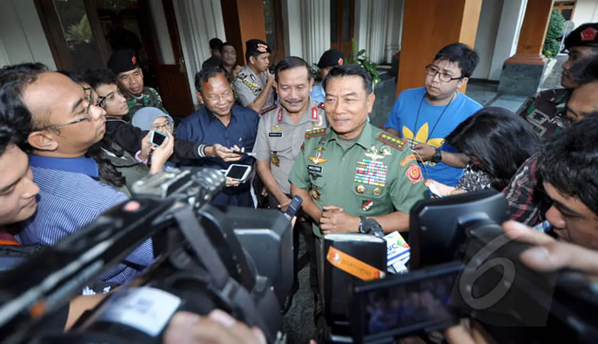 Panglima TNI Jenderal Moeldoko memberikan keterangan usai menggelar rapat tertutup di Kantor Menko Polhukam, Jakarta, Jumat (6/2/2015). Rapat tersebut ditujukkan untuk membahas kondisi keamanan di Poso, Sulawesi Tengah. (Liputan6.com/Faizal Fanani)