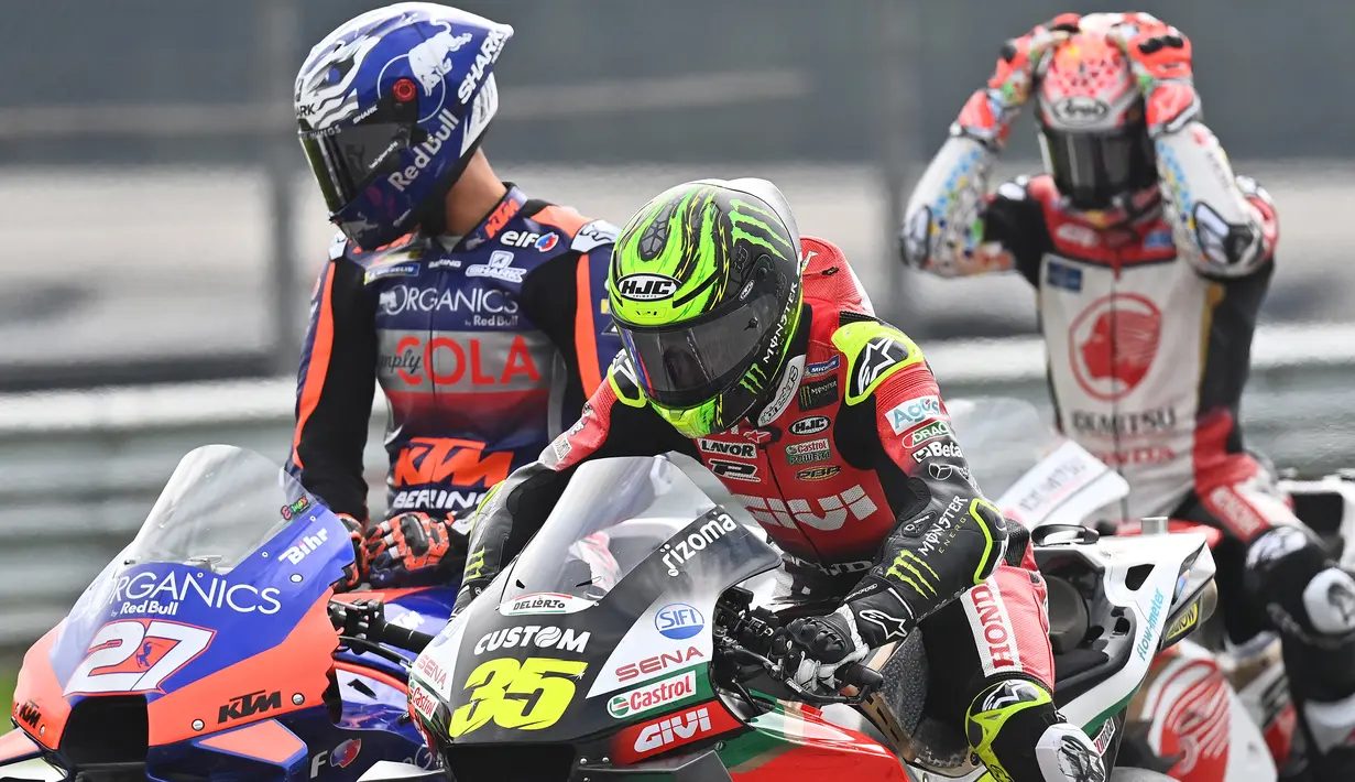 Pembalap Red Bull KTM 3, Iker Lecuona, saat latihan cepat (FP3) MotoGP Austria di Sirkuit Red Bull Racing, Spielberg, Sabtu (15/8/2020). Pada sesi FP3 MotoGP Austria ini Vinales keluar sebagai rider tercepat dengan waktu terbaiknya 1 menit 24,317 detik. (AFP/Joe Klamar)
