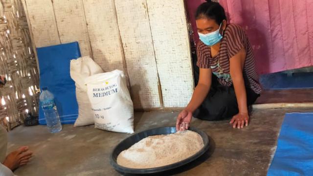 Salah satu KPM dari bansos paket beras PPKM mengaku mengeluh karena kualitas beras jelek. (Liputan6.com/Ahmad Adirin)