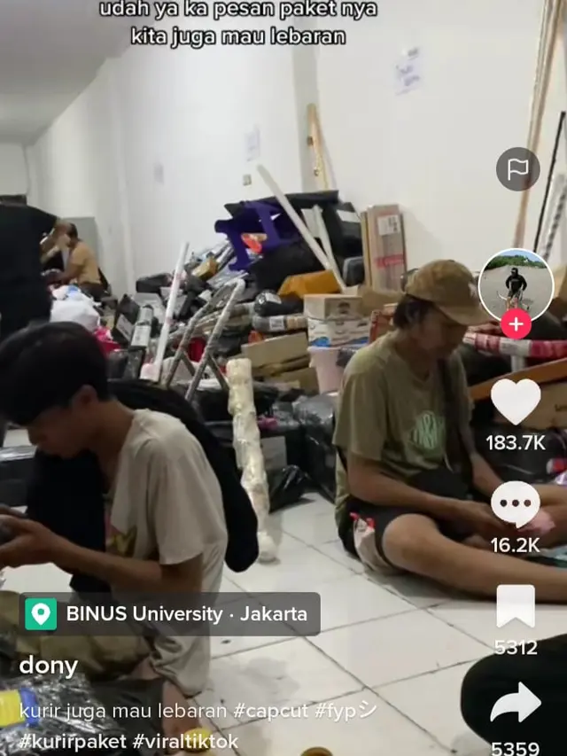 Kebanjiran Paket Jelang Lebaran, Ini 8 Potret Kurir yang Kewalahan Antar Barang