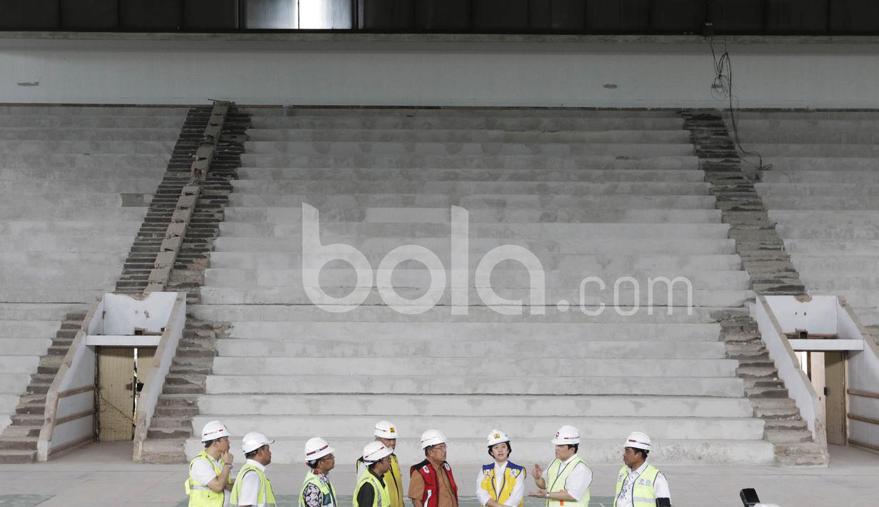 Wakil Presiden RI, Jusuf Kalla, meninjau renovasi Istora Senayan. Ajang Asian Games 2018 akan bergulir pada 18 Agustus hingga 2 September 2018. (Bola.com/M Iqbal Ichsan)