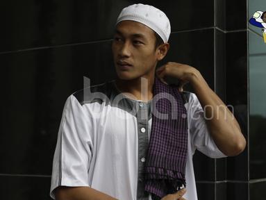 Bek Timnas Indonesia, Hansamu Yama Pranata, terlihat modis dengan mengenakan baju muslim saat sholat Jumat di Hotel Grand Fourwings, Bangkok, Thailand, Jumat (16/12/2016). (Bola.com/Vitalis Yogi Trisna)