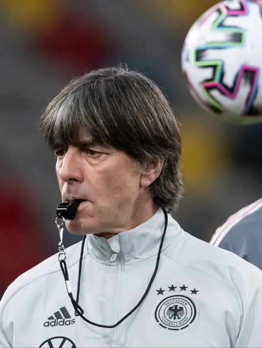 Pelatih Jerman, Joachim Loew melihat para pemainnya berlatih di di Duesseldorf, Jerman Barat (12/11/2019). Jerman akan bertanding melawan Belarus pada Grup C Kualifikasi Piala Eropa 2020 pada 17 November 2019 di Borussia-Park. (AFP Photo/Bernd Thissen)