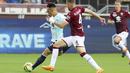 Pemain Inter Milan, Lautaro Martínez, berusaha melepaskan tendangan saat melawan Torino pada laga Liga Italia di Stadion Olympic, Turin, Sabtu (3/6/2023). (Tano Pecoraro/LaPresse via AP)