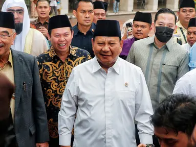 Menteri Pertahanan (Menhan) sekaligus Ketum Partai Gerindra Prabowo Subianto saat tiba di Masjid Istiqlal, Jakarta Pusat, Kamis (18/5/2023). (Liputan6.com/Angga Yuniar)