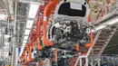 Pekerja terlihat di pabrik milik First Automotive Works (FAW) Group Co., Ltd. di Changchun, ibu kota Provinsi Jilin, pada 1 September 2020. FAW, produsen otomotif terkemuka di China, menjual 2.656.744 unit kendaraan pada tiga kuartal pertama tahun ini, naik 8 persen secara tahunan (year on year). (X