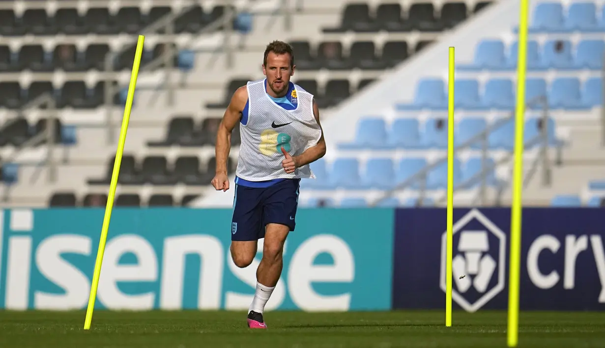 Penyerang Inggris Harry Kane mengikuti latihan selama sesi latihan resmi timnas di Al Wakrah Sports Complex, di Al Wakrah, Qatar, Rabu (7/12/2022). Laga Inggris vs Prancis di perempat final Piala Dunia 2022 akan dimainkan pada Minggu (11/12/2022) pukul 02.00 dini hari WIB. (AP Photo/Abbie Parr)