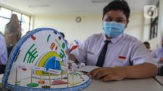 Seorang siswa mengikuti pembelajaran tatap muka di SMP 26 Depok, Depok, Jawa Barat, Senin (24/1/2022). Pemerintah Kota Depok mulai menggelar Pembelajaran Tatap Muka (PTM) secara penuh atau 100 persen mulai hari ini. (Liputan6.com/Herman Zakharia)