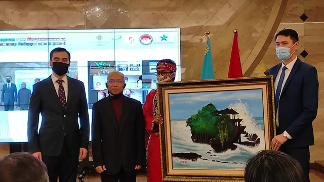 Lukisan bertema Tanah Lot di acara lomba melukis Indonesia-Uzbekistan.