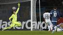 Sergio Aguero berhasil menjebol gawang Uruguay yang dikawal oleh Fernando Muslera. (REUTERS/Henry Romero)