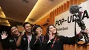 Jessica Veranda eks JKT48 berswafoto bersama pemenang YouTube NextUp 2019 di Kota Kasablanka, Jakarta, Selasa (30/4/2019). Data YouTube Indonesia per Maret 2019 menunjukkan pertumbuhan kreator yang memiliki satu juta pelanggan (subscriber) mencapai lebih dari 200 kanal. (Fimela.com/Bambang E Ros)
