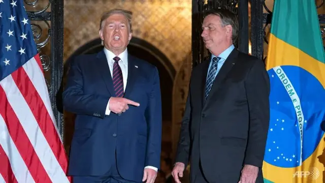 Presiden Donald Trump (kiri) bersama dengan Presiden Brasil Jair Bolsonaro ketika bertemu di Mar-a-Lago, Palm Beach, Florida.