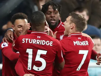 Striker Liverpool Divock Origi (kedua kanan) berselebrasi dengan rekan-rekannya usai mencetak gol ke gawang Newcastle United pada pertandingan lanjutan Liga Inggris di St James 'Park (4/5/2019). Gol Origi menjadi penentu kemenangan Liverpool atas Newcastle dengan skor 3-2. (Reuters/Scott Heppell)