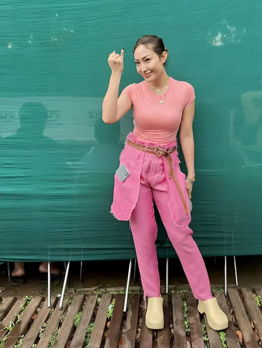<p>Pamer jari kelingkingnya yang sudah diberi tinta, Ayu Dewi tampil memesona mengenakan baju dan long pants serba pink khas Valentine. OOTDnya makin seru dengan sandal warna kuning cerah yang dikenakannya. [@mrsayudewi]</p>