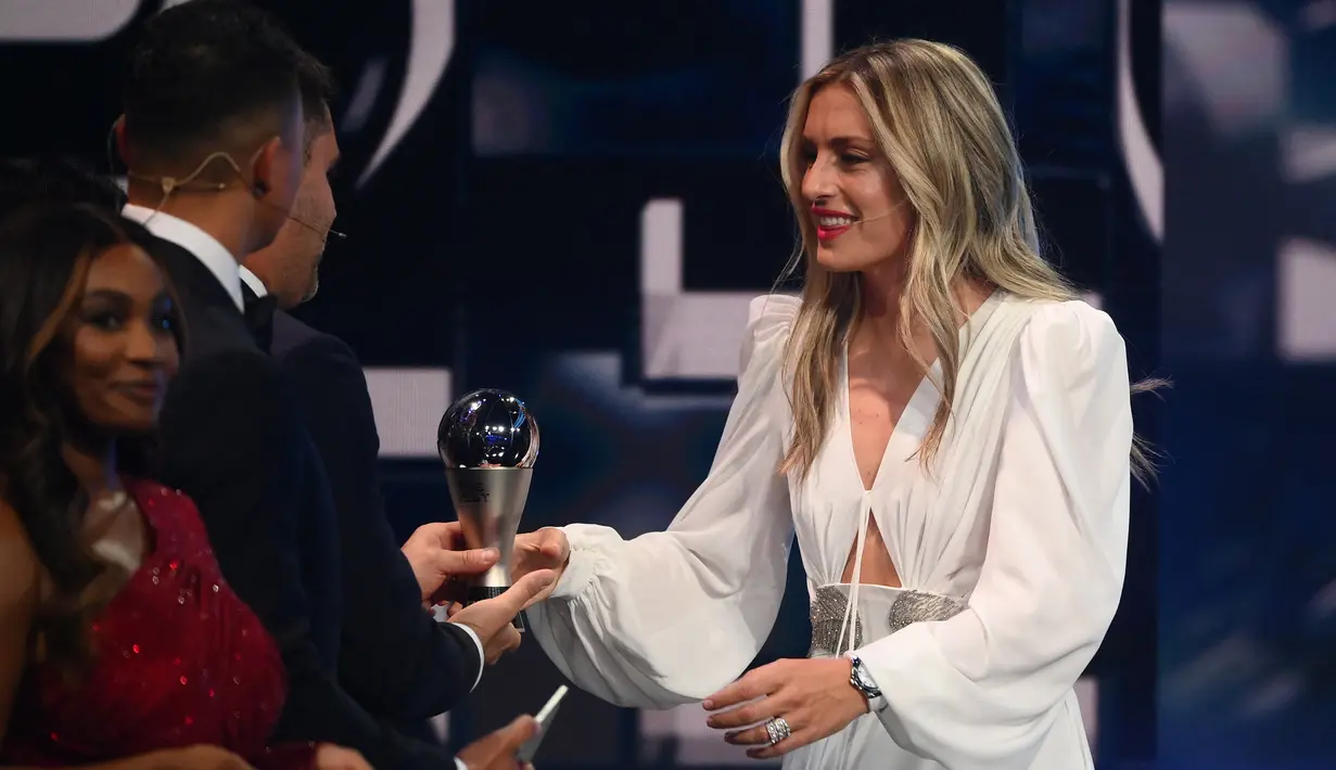 Bintang Timnas Spanyol dan Barcelona, Alexia Putellas menerima penghargaan Pemain Wanita FIFA Terbaik 2022 pada seremoni The Best FIFA Footbal Awards 2022 di Paris, Prancis, Senin (27/2/2023). Ini menjadi keberhasilan secara beruntun bagi Alexia Putellas yang sebelumnya meraih penghargaan pesepak bola wanita terbaik FIFA 2021. (Photo by FRANCK FIFE / AFP)