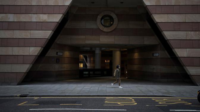 Seorang pria berjalan pada pagi pertama penerapan lockdown nasional ketiga di Kota London, Inggris, 5 Januari 2021. Penerapan lockdown nasional ketiga di Inggris berlangsung selama enam minggu. (AP Photo/Matt Dunham)