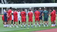 Pelatih Timnas Indonesia, John Herdman memimpin sesi latihan di Stadion Madya, Gelora Bung Karno, Jakarta, Selasa (24/3/2026). (Bola.com/M. Iqbal Ichsan)
