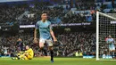 Gelandang Manchester City Phil Foden (tengah) melakukan selebrasi setelah mencetak gol ke gawang Rotherham United pada putaran ketiga Piala FA di Stadion Etihad, Manchester, Inggris, Minggu (6/1). City  membantai Rotherham 7-0. (Oli SCARFF/AFP)