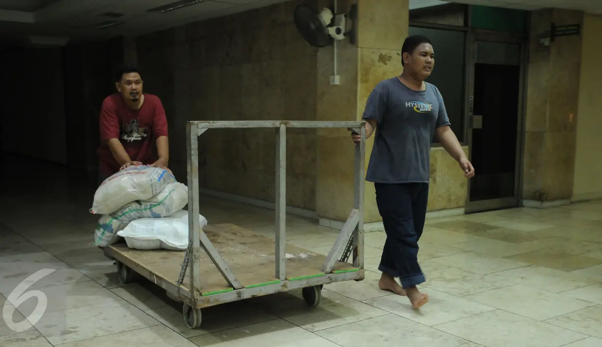 Petugas membawa beras zakat fitrah yang dikumpulkan dan disalurkan di Masjid Istiqlal Jakarta, Selasa (7/5/2016). Masjid Istiqlal akan menyalurkan sekitar 20 ton beras ke beberapa yayasan dan warga miskin. (Liputan6.com/Helmi Fithriansyah)