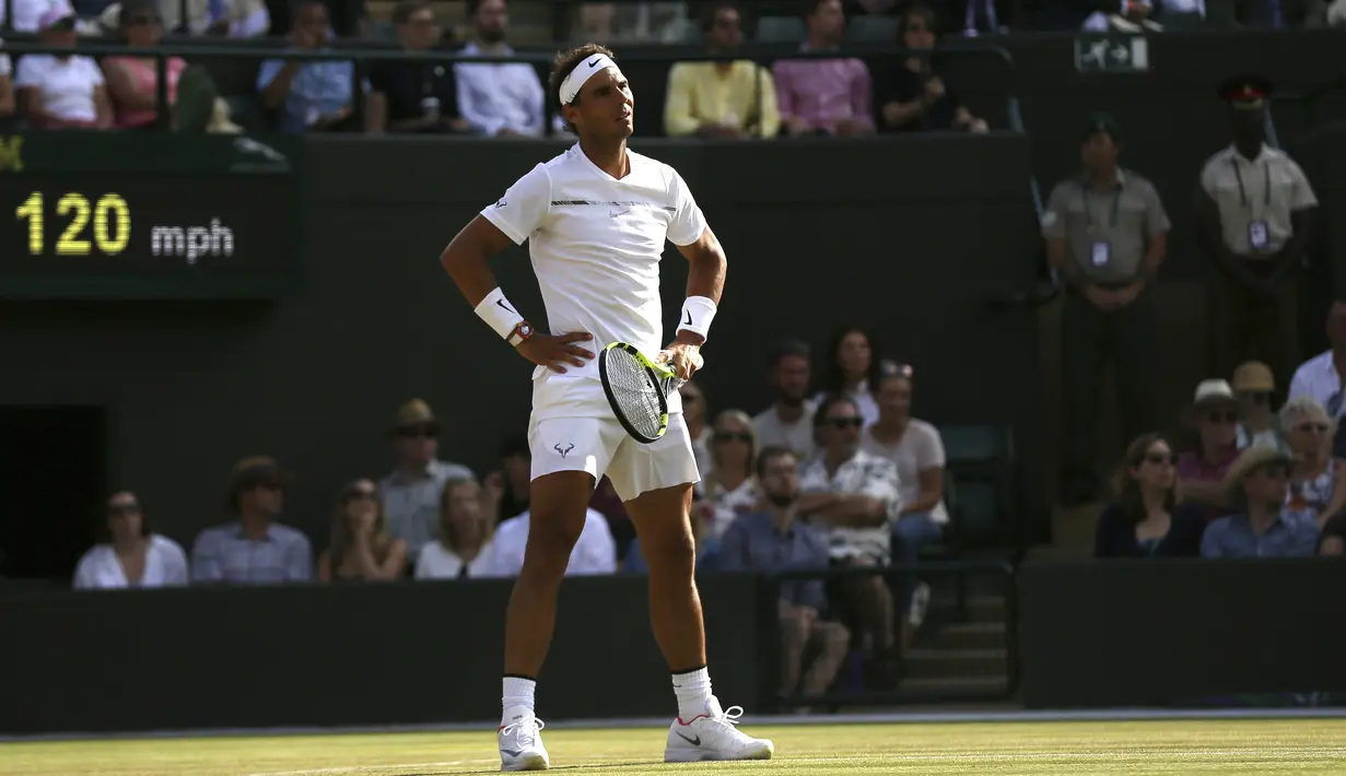 Ekspresi Rafael Nadal saat kehilangan poin saat melawan petenis Luxembourg, Gilles Muller pada hari ketujuh di Wimbledon Tennis Championships 2017, London (10/7/2017). (AP/Tim Ireland)