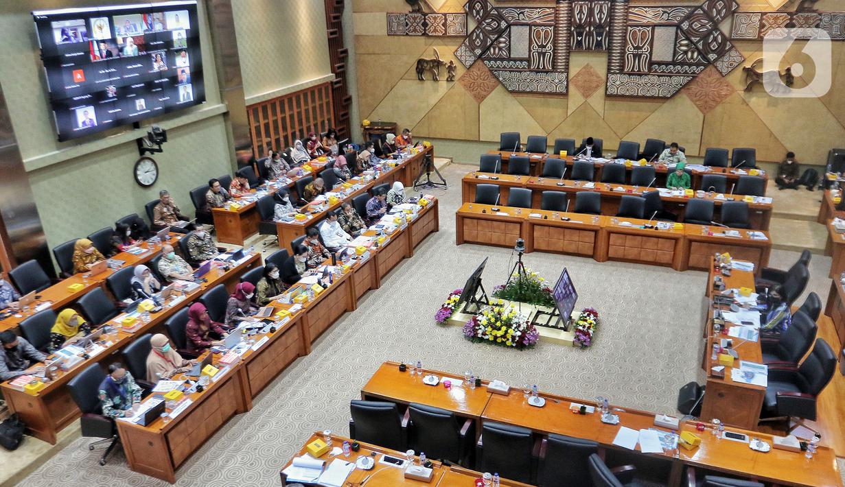 Suasana saat Menteri Kesehatan Budi Gunadi Sadikin rapat kerja dengan Komisi IX DPR di Kompleks Parlemen, Senayan, Jakarta, Selasa (22/11/2022). Rapat tersebut membahas penjelasan tentang implementasi piloting Kelas Rawat Inap Standar (KRIS) dan pembahasan perkembangan kebijakan Kebutuhan Dasar Kesehatan (KDK), khususnya perubahan tarif layanan kesehatan pada Fasilitas Kesehatan Tingkat Pertama (FKTP) dan Fasilitas Kesehatan Rujukan Tingkat Lanjutan (FKRTL). (Liputan6.com/Angga Yuniar)