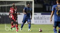 Pemain Persib Bandung, Michael Essien saat melawan Persipura Jayapura pada lanjutan Liga 1 2017 di Stadion GBLA, Bandung, Minggu (7/5/2017). (Bola.com/Nicklas hanoatubun)
