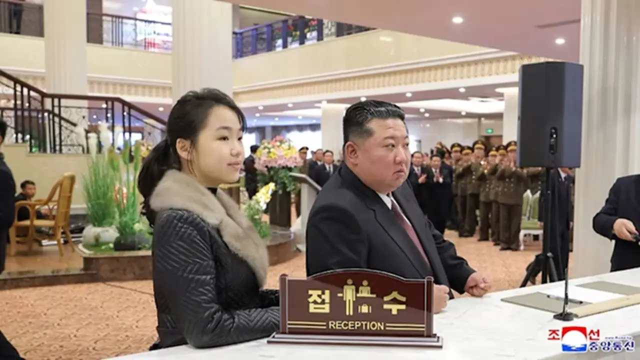 Foto yang diambil pada 20 Desember 2025 ini memperlihatkan pemimpin Korea Utara Kim Jong Un bersama putrinya, Ju Ae, saat meninjau Hotel Milyong yang baru selesai dibangun di kawasan wisata Samjiyon, Provinsi Ryanggang. Foto dirilis pada 23 Desember 2025.
