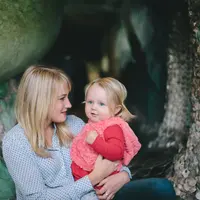 Ilustrasi ibu dan anak perempuan. (Photo by Colin Maynard on Unsplash)