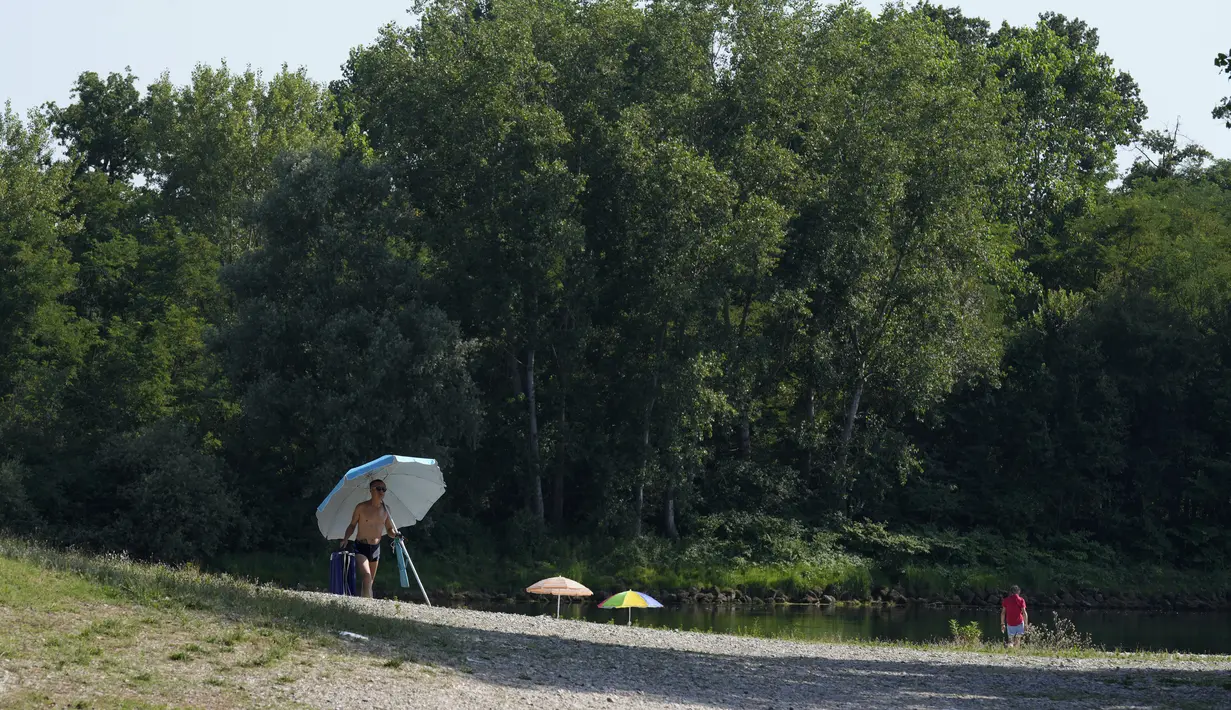 Gelombang panas yang hebat telah mencapai Italia, membawa suhu Mendekati 40 derajat Celcius di banyak kota di seluruh negeri. (AP Photo/Antonio Calanni)