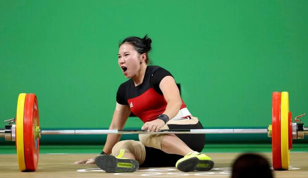 Atlet angkat besi Indonesia Dewi Safitri saat berlaga di cabang angkat besi kelas 53 kilogram wanita Olimpiade Rio 2016, Brazil, Minggu (7/8). Dewi gagal mengikuti jejak rekannya, Sri Wahyuni untuk meraih medali. (REUTERS)
