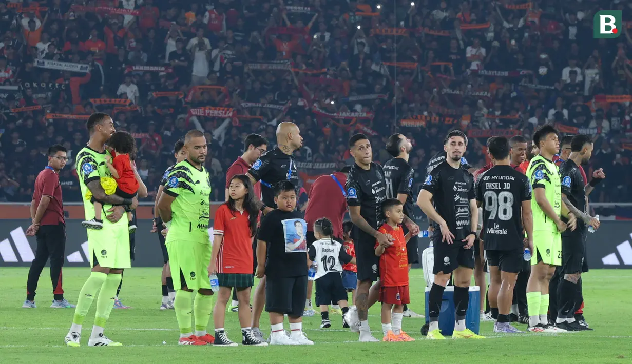 Pemain Persija Jakarta membawa anak mereka ke lapangan untuk ikut merayakan kemenangan sekaligus ulang tahun ke-97 Persija. (Bola.com/M Iqbal Ichsan)