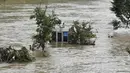 Sebuah taman di samping sungai Han terendam banjir menyusul hujan lebat di Seoul (11/8/2020). Banjir mencetak rekor baru dengan lebih banyak hujan deras diperkirakan sampai pertengahan Agustus. (AFP/Jung Yeon-je)