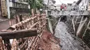 Kondisi patahan turap yang longsor di Batu Ampar, Kramat Jati, Jakarta, Selasa (23/2/2021). TBeruntung tidak ada korban jiwa dalam kejadian ini namun warga setempat terpaksa menutup akses jalan di sekitar lokasi guna mencegah longsor susulan.  (merdeka.com/Iqbal S. Nugroho)