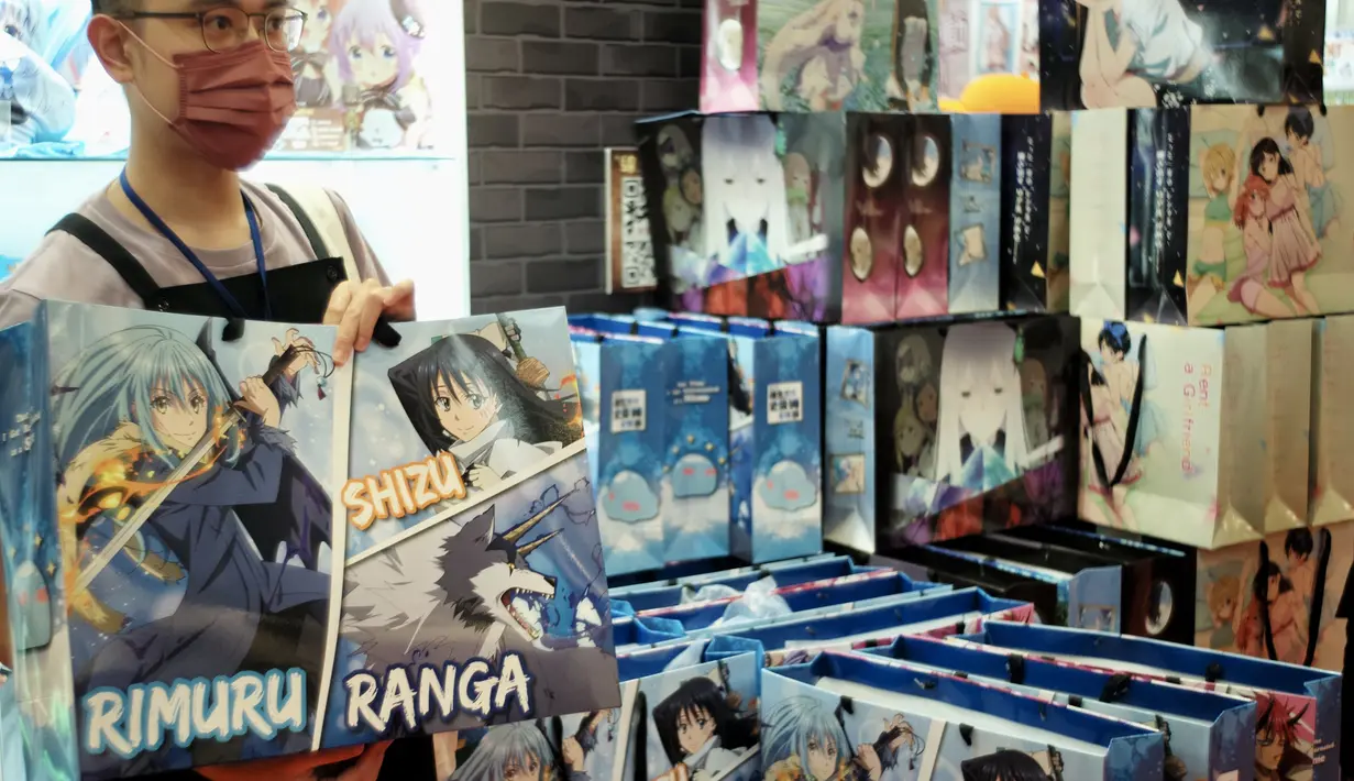 Seorang pekerja menjual produk di Festival Komik dan Animasi ke-10 di Taipei, Taiwan (10/2/2022). Festival Komik dan Animasi Internasional Taipei (TiCA) diadakan pada 10-14 Februari 2022. (AFP/Sam Yeh)