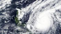 Citra satelit yang dirilis NASA Worldview, Sistem Data dan Informasi Sistem Pengamatan Bumi (EOSDIS) menunjukkan topan Goni bergerak di sekitar Filipina. Topan super menghantam Filipina timur dengan "angin kencang dahsyat" Minggu pagi dan sekitar satu juta orang telah dievakuasi. (NASA via AP)