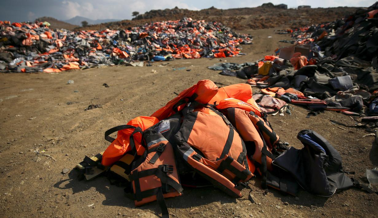 Kondisi sampah jaket pelampung para imigran dan pencari suaka yang tertumpuk di tempat pembuangan sampah di Mithymna, pulau Lesbos, Rabu (5/10). Para imigran mendarat di Yunani untuk mencari kehidupan baru di Eropa. (REUTERS/Alkis Konstantinidis)