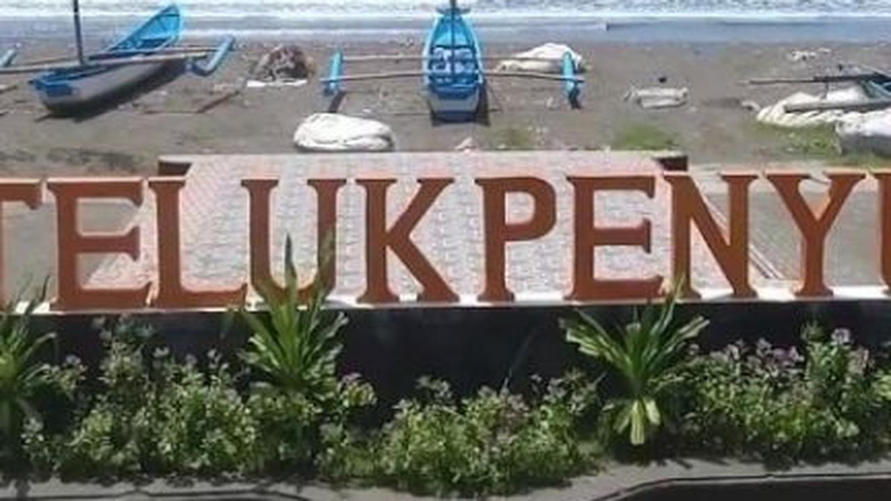 <b>7. Pantai Teluk Penyu, Cilacap</b><br>