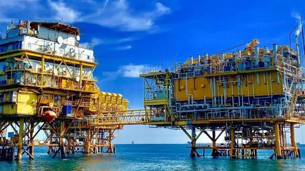 "Rig offshore itu sekarang susah dicari, terbatas. Di Middle East, di Arab Saudi, Uni Emirat Arab, mereka kan butuh banyak rig. Jadi rig marketnya tinggi. Sehingga hukum supply demand berjalan,