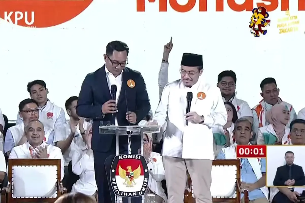 Pasangan calon gubernur dan calon wakil gubernur nomor urut 1 Ridwan Kamil-Suswono saat membacakan visi misi di debat terakhir atau debat ketiga Pilkada Jakarta 2024.