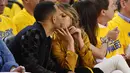 Penyanyi, John Legend bersama sang istri Chrissy Teigan terlihat berciuman saat menonton pertandingan final NBA 2016 antara Golden State Warriors dan Cleveland Cavaliers di Oracle Arena, California, USA (2/6/2016). (Kyle Terada-USA TODAY Sports)